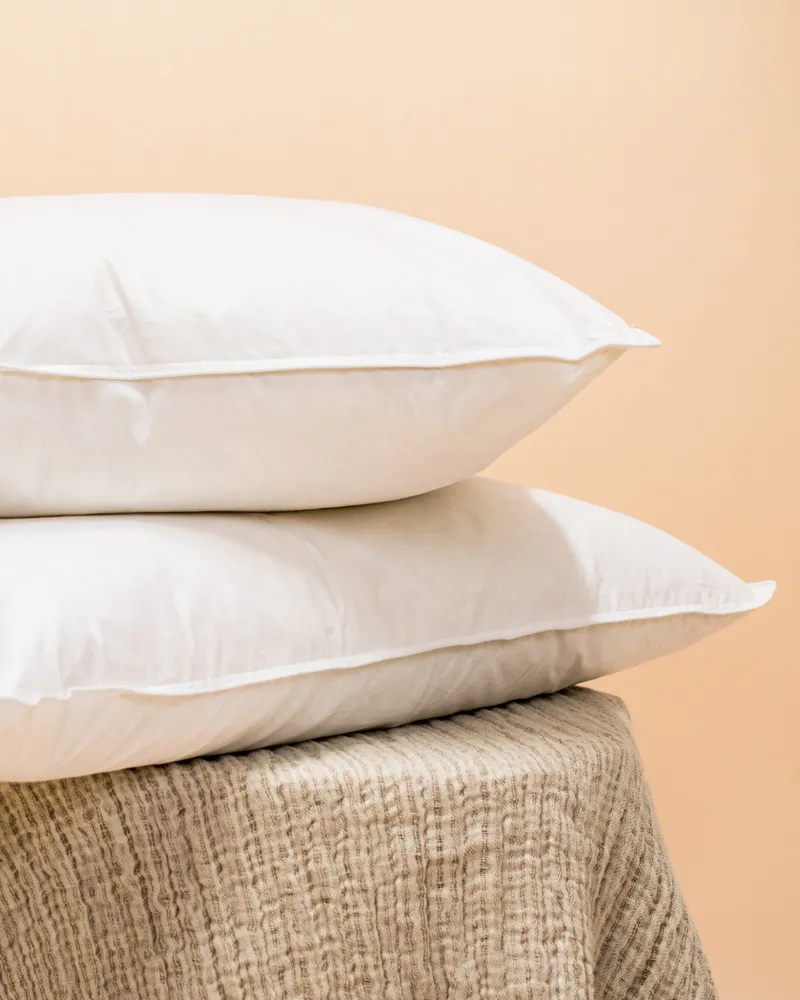 Dos almohadas de pluma natural apiladas