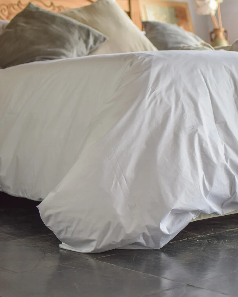 Cama tendida con funda nórdica Downproof blanca