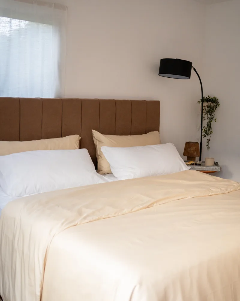 Cama tendida con funda nórdica de algodón satén beige